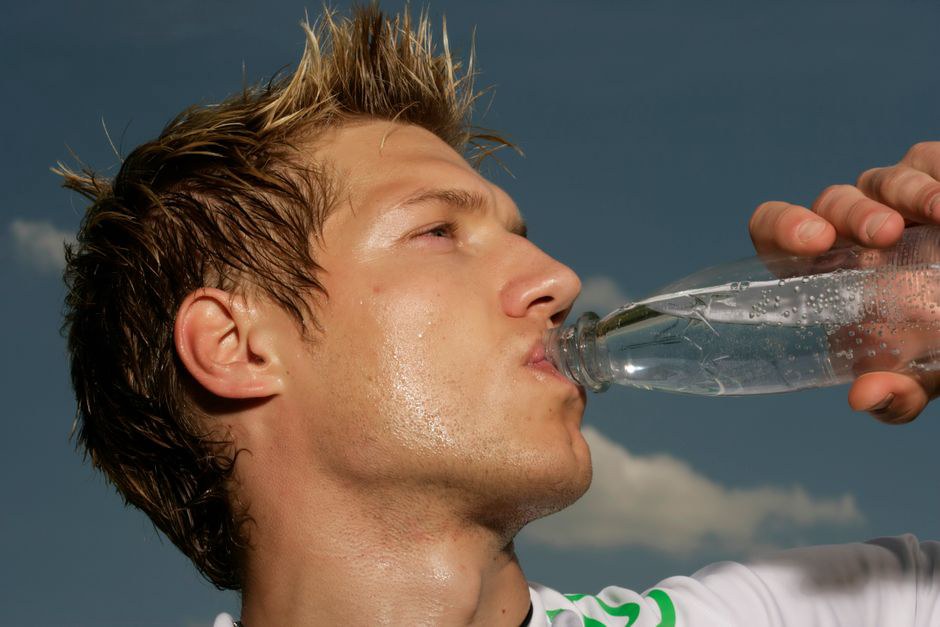 спортсмен пьет воду после тренировки
