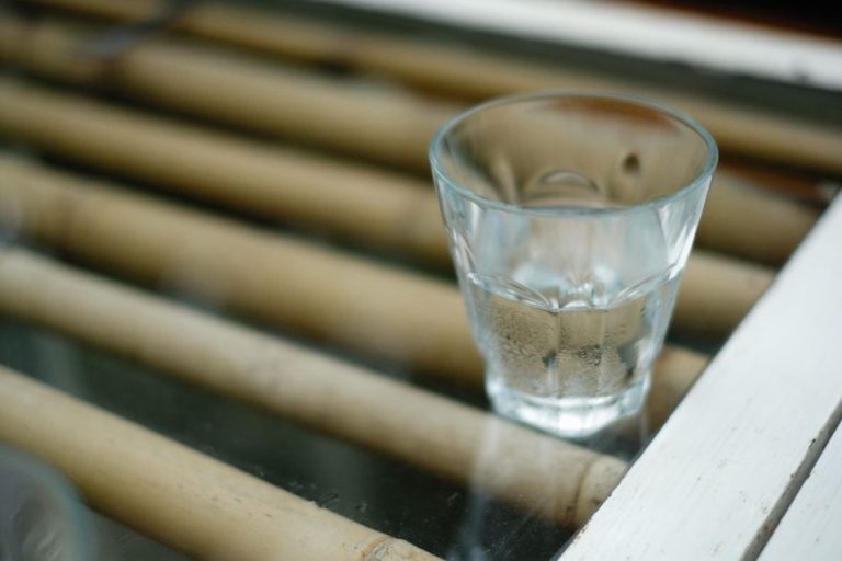 стакан воды на столе