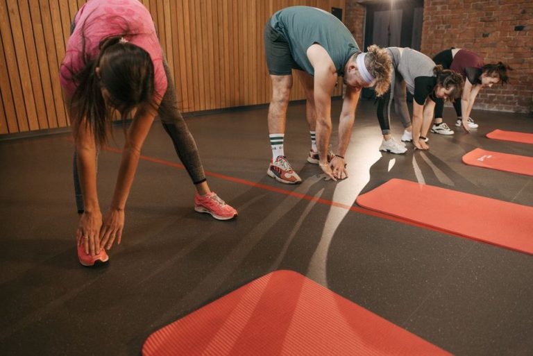 группа людей занимается в спортзале
