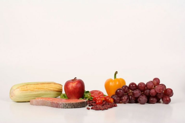 разнообразие полезных продуктов на столе