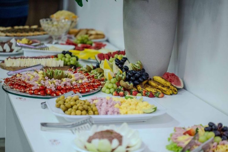 свежие фрукты и овощи на столе