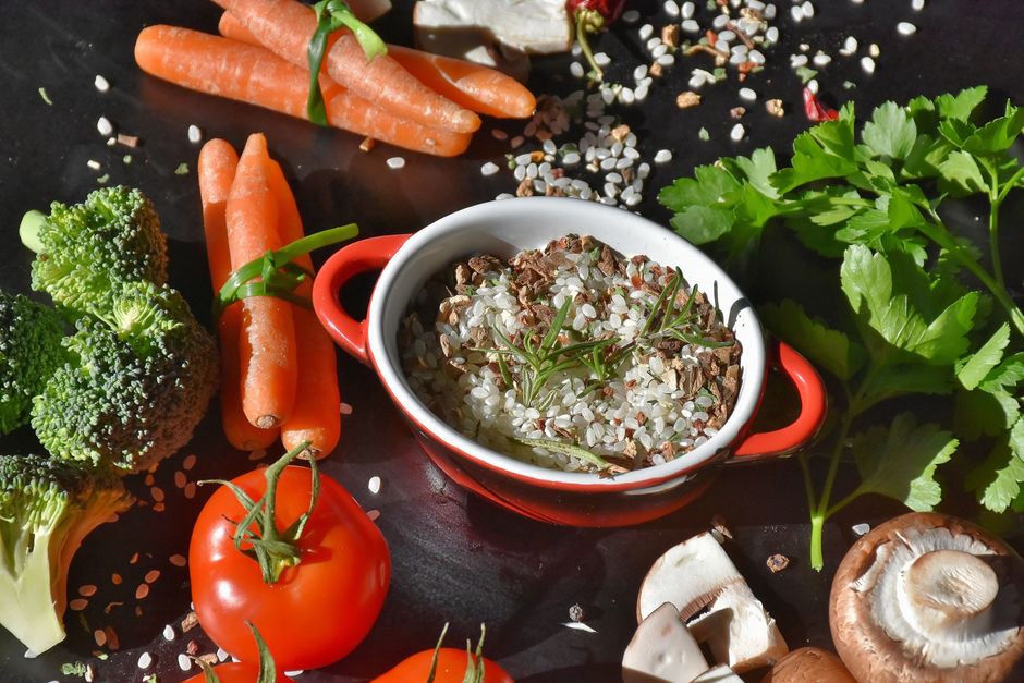 сбалансированный обед с овощами и зерновыми