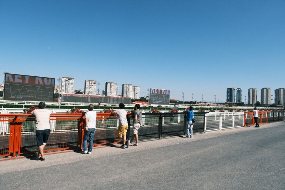 болельщики смотрят спортивные события в баре ставок
