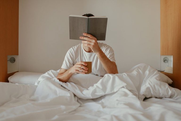 человек читает книгу перед сном