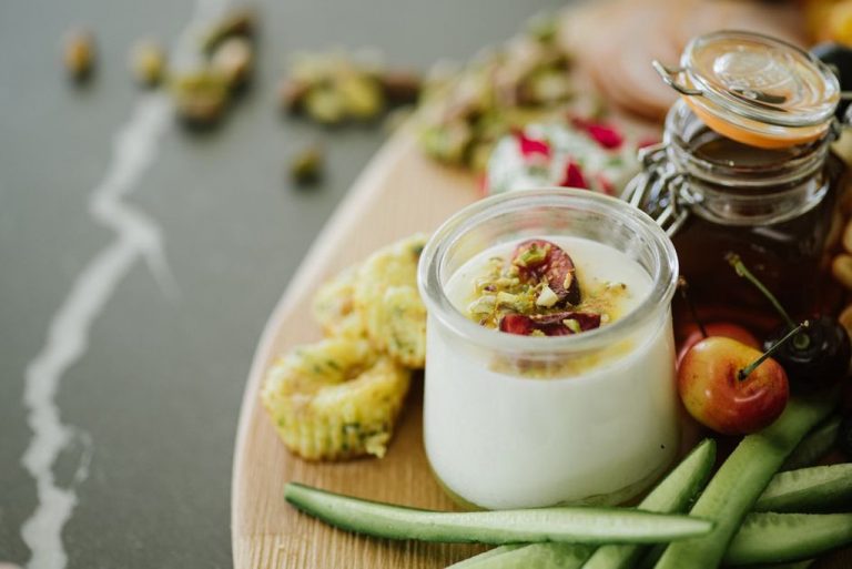 яблоко, йогурт и орехи для перекуса