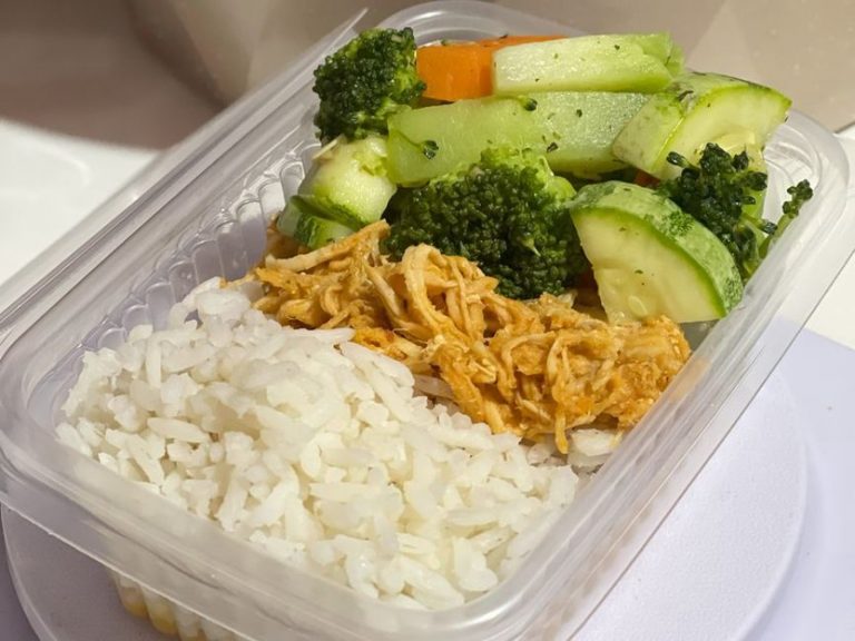 Тарелка с белком, крупой и овощами после тренировки