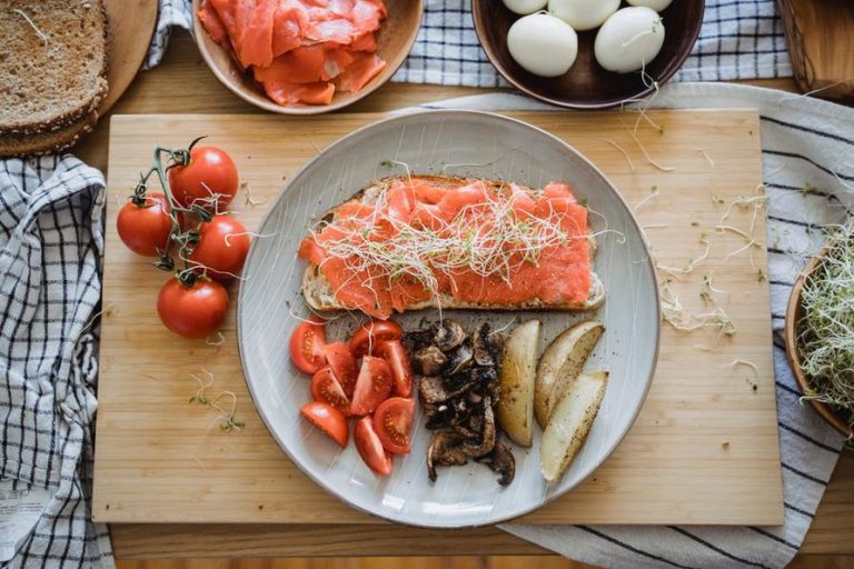 Тарелка с рыбой, овощами и цельными крупами
