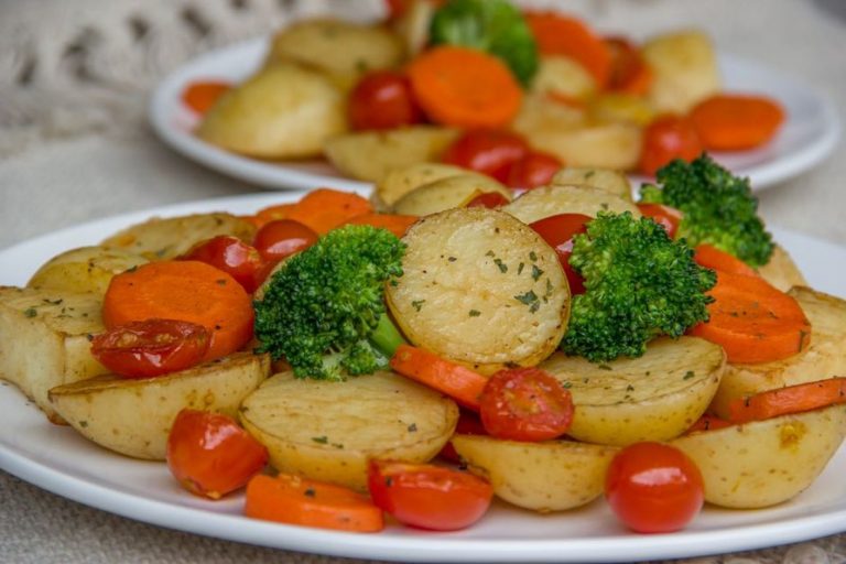 запечённый картофель и овощи на общем столе