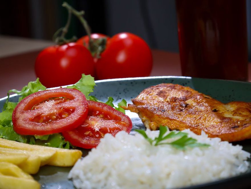 Обед с рисом, курицей и овощами перед тренировкой