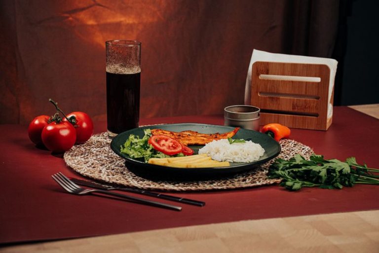обед с рисом, овощами и источником белка