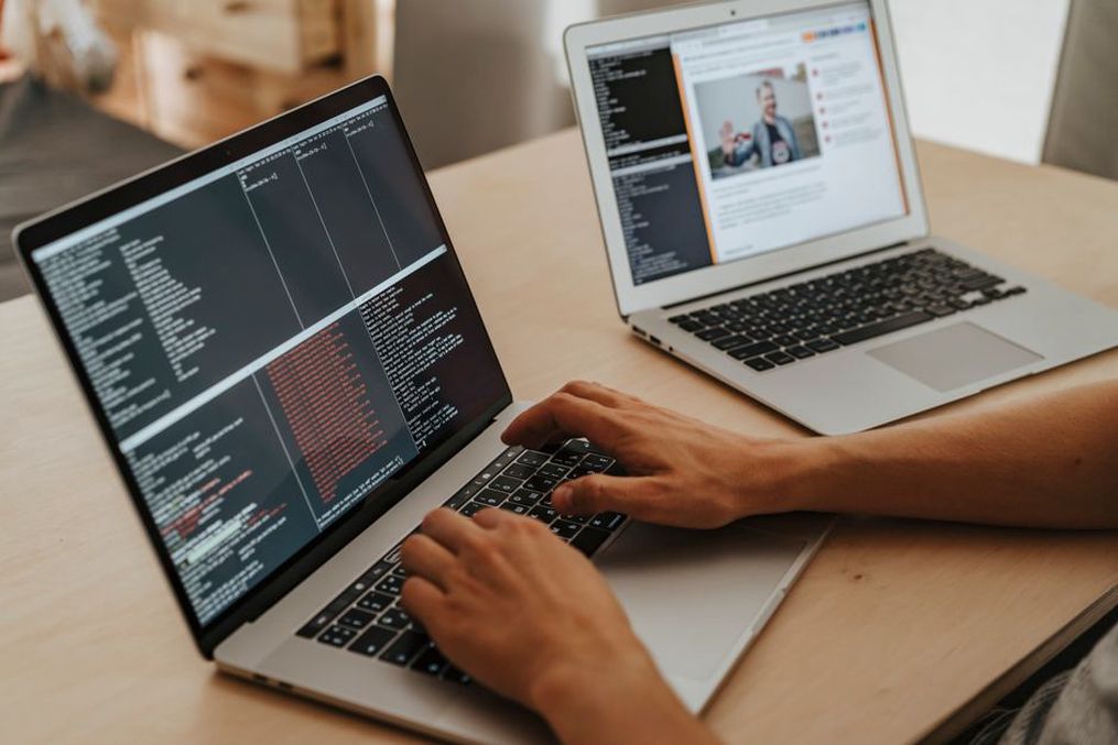 редактор сопоставляет планы двух похожих статей