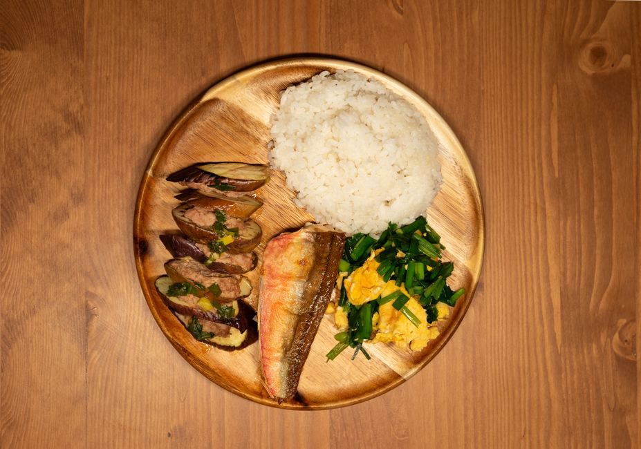 рыба с рисом и овощами на тарелке