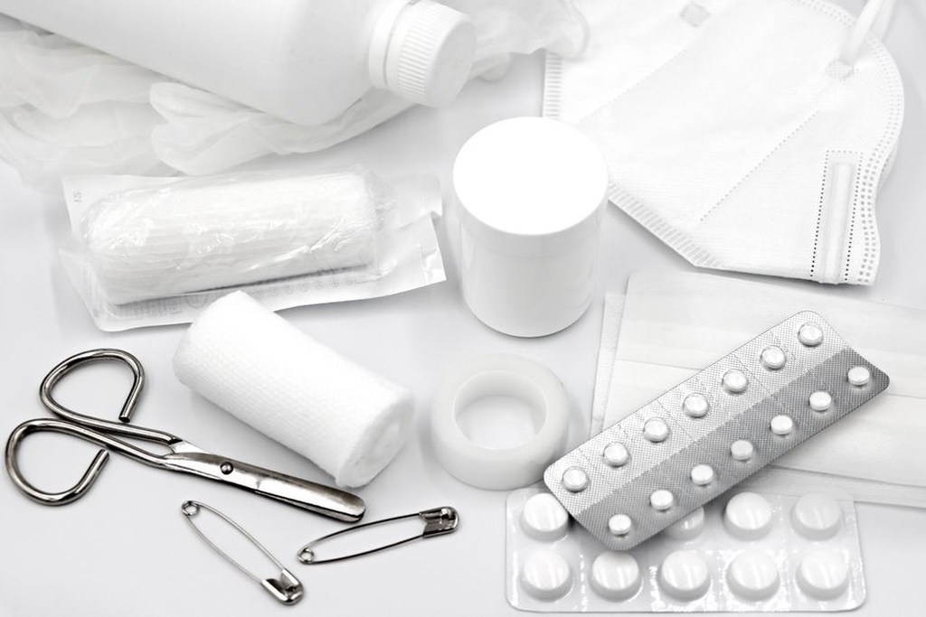 Бинты и перчатки разложены по отделениям аптечки
