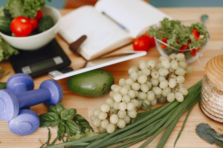 овощи и список блюд на кухонном столе