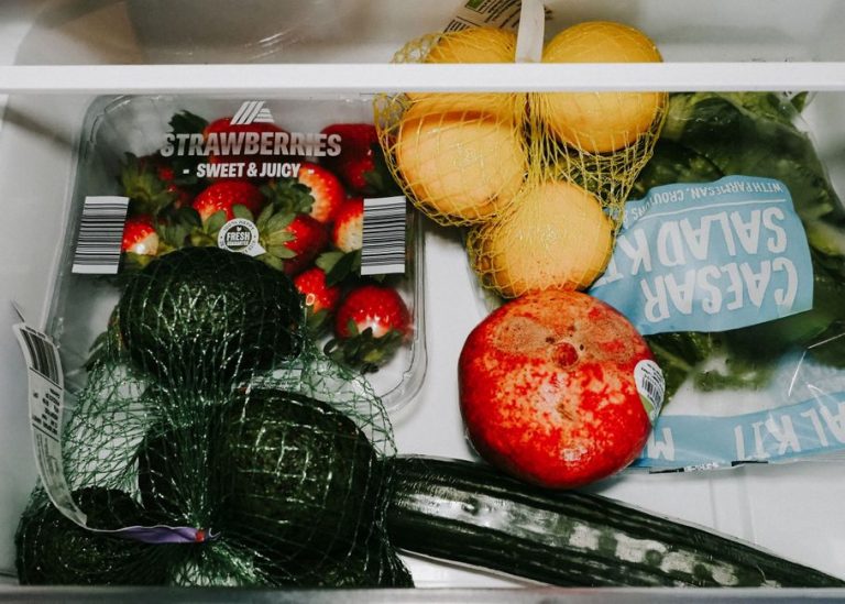 Открытые продукты стоят на видной полке холодильника