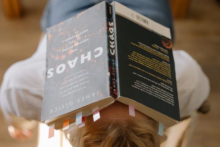 книга рядом с обедом во время короткого перерыва