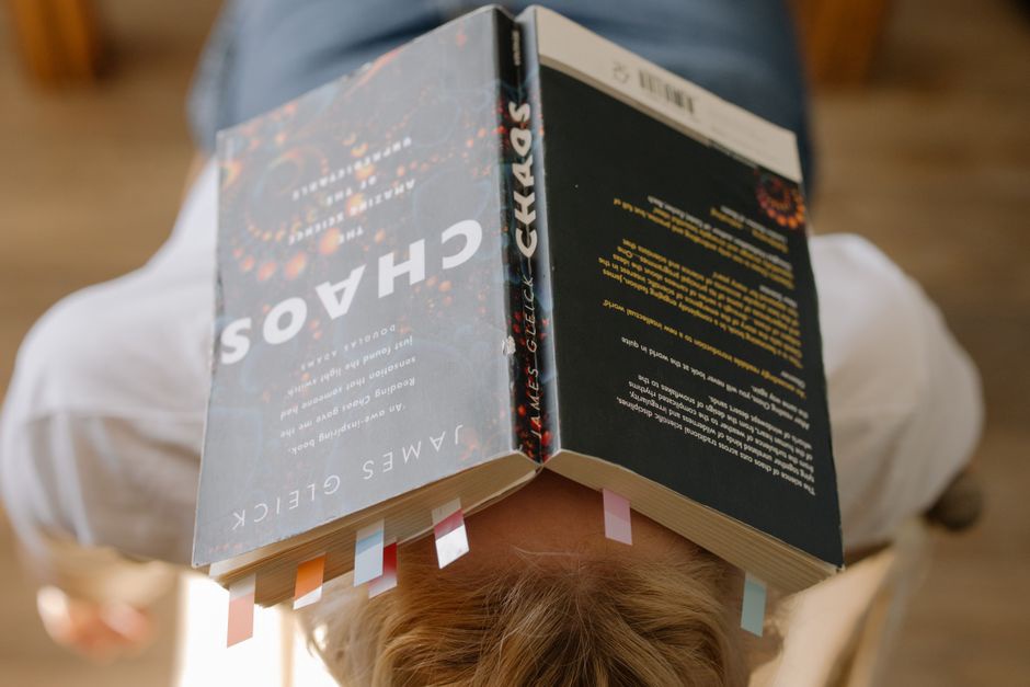 книга рядом с обедом во время короткого перерыва