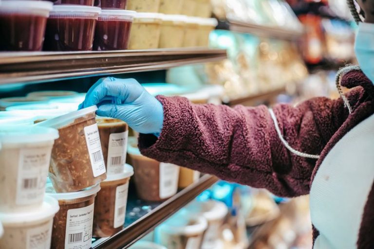 покупатель изучает таблицу на упаковке продукта
